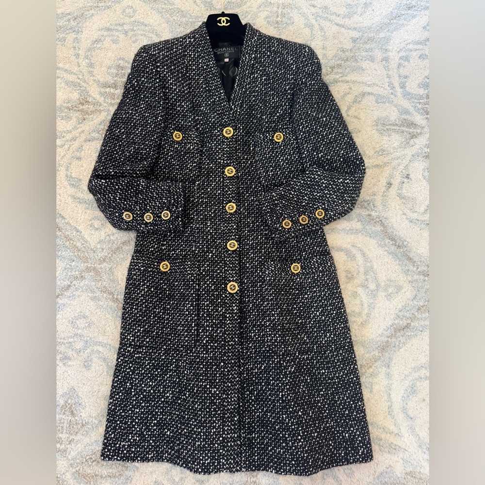 CHANEL Black and White Tweed Coat with CC Logo Gold Buttons Size: FR. 34 - Picture 2 of 4